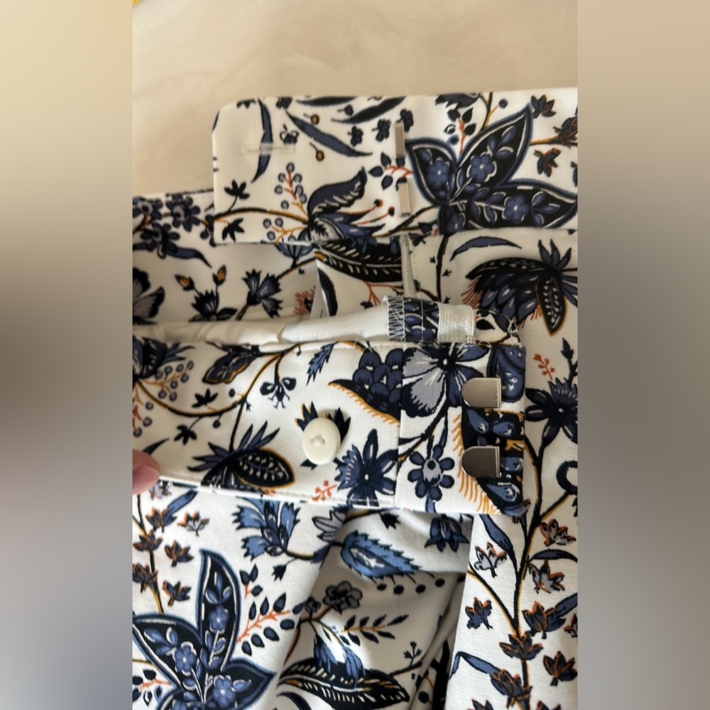 Loft SHORTS White blue flowers SZ 6 4” inseam zipper clasp button short QUALITY - Picture 5 of 15